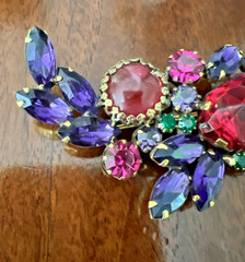 VTG. SIGNED WEISS PURPLE & PINK RHINESTONE BROOCH / RARE FANTASY INVERTED STONE