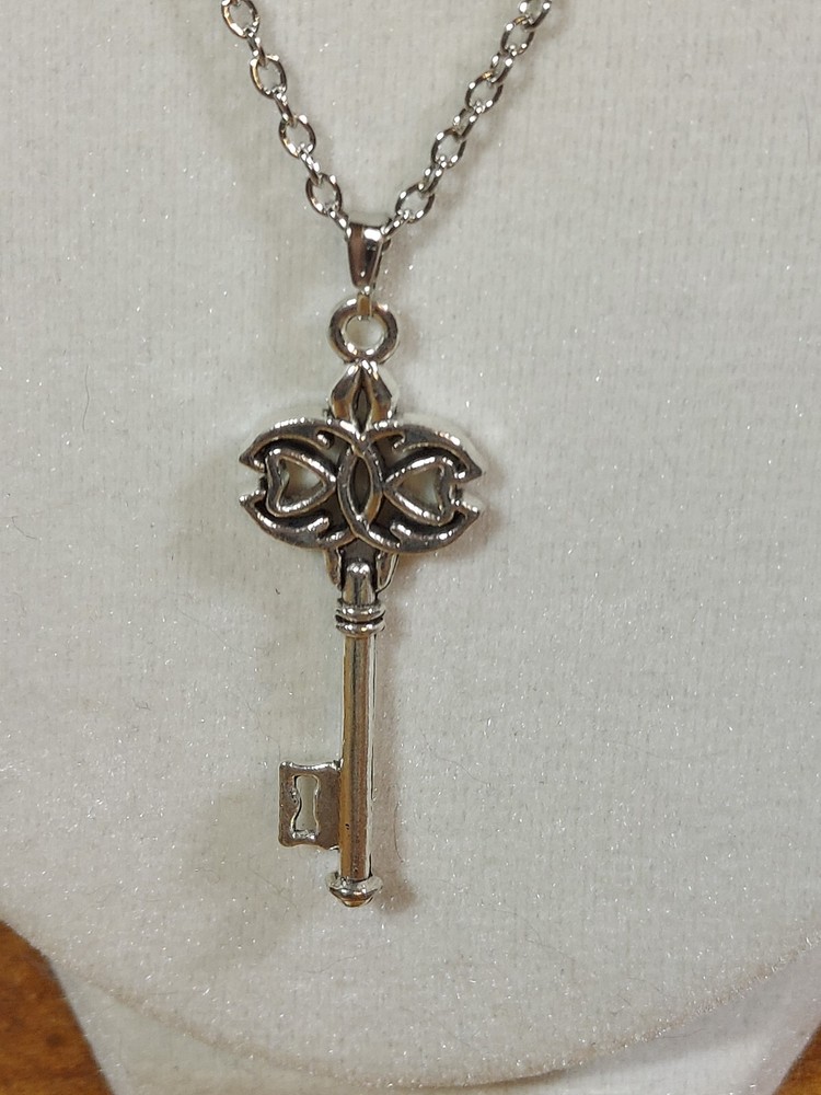 Antique Silver Tone Skeleton Key 22″ Round Link Chain Necklace
