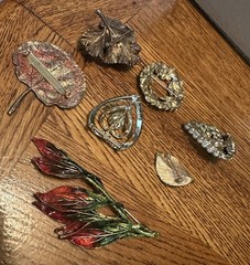 Vintage Mixed Lot 7 Brooches Enamel Faux Pearls Gold Tone Flowers Leaves Heart