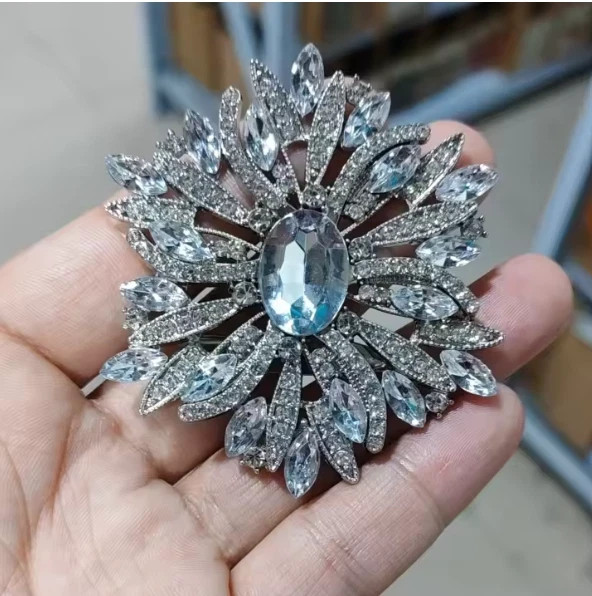 New Vintage Style Gorgeous White Flower Silvertone Brooch Pin Rhinestone Crystal