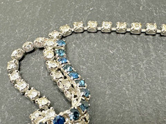VINTAGE 16.5″ BLUE & CLEAR RHINESTONE NECKLACE + SCREW BACK EARRINGS N747