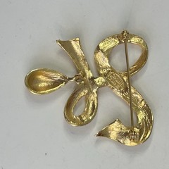 Vtg CASUAL CORNER Pin Brooch Signed Gold Tone Twisted Ribbon Articulated Drop