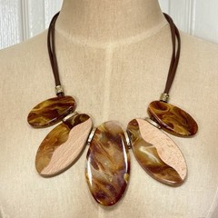 C 1946 Marbled Acrylic/Wood Ovals Faux Leather Cord Statement Gold Tone Necklace