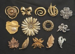14 VINTAGE GOLD SILVER TONE COSTUME JEWELRY ESTATE BROOCH LOT TRIFARI NAPIER AAi