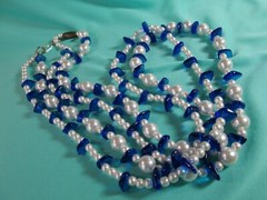 Vintage RoxSann Chunky White Faux Pearl & Blue Acrylic Bead Necklace 34″ / O