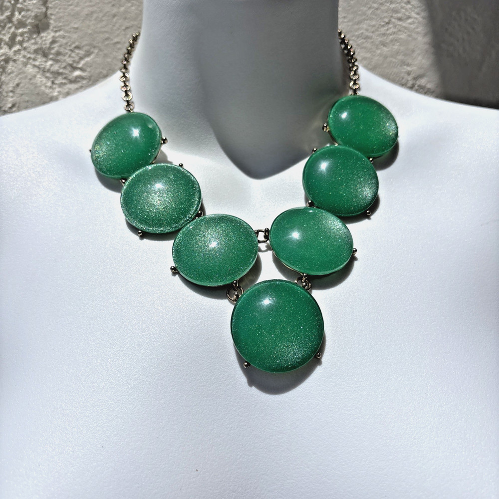 Vintage 1960 – 70s Emerald Green Glitter Lucite Acrylic Statement Necklace 19.5″