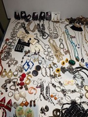 Wearable Costume Jewelry Lot, Over 200 Pieces! Large Lot! Vintage And Modern