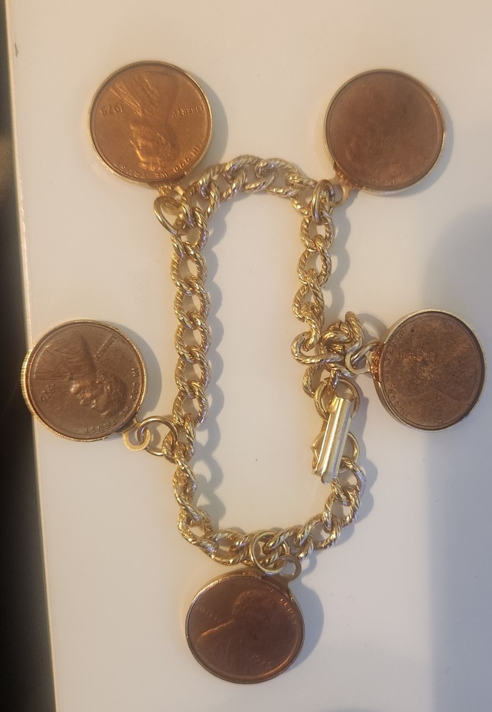 Vtg gold-toned coin charm bracelet with five 1975 US pennies attached as charms.