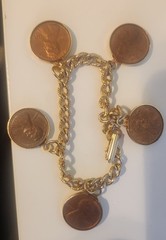Vtg gold-toned coin charm bracelet with five 1975 US pennies attached as charms.
