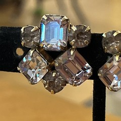 Vintage Weiss Prong Set Purple Lilac Faceted Crystal Glass Clip On Earrings