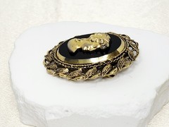 Vintage Victorian Gold Tone Black Glass Cameo Brooch