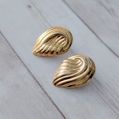 Vintage Clip On Earrings Large 1 & 1/8″ Gold Tone Stylish