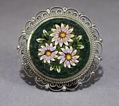VINTAGE 3 DAISY MICRO MOSIAC BROOCH OR PIN MARKED ITALY FILIGREE ROUND FRAME NR