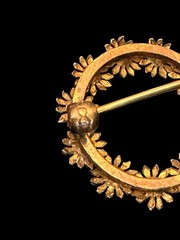 Antique Signed Carter, Gough & Co. 14K Yellow Gold Daisy Wreath Small Brooch
