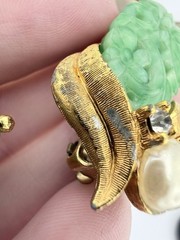 JOMAZ VTG GOLDTONE RHINESTONE FAUX JADE FAUX BAROQUE PEARL EARRINGS AS IS K285E