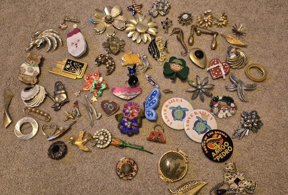 Vintage Brooches Set Mixed Lot Materials Metal Wood Plastic Gold Tone