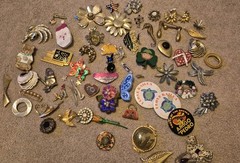 Vintage Brooches Set Mixed Lot Materials Metal Wood Plastic Gold Tone