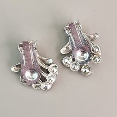 Vintage Flower Basket Rhinestone Clip On Earrings Blue Glass Silver Tone 1″