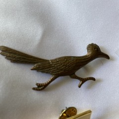 Lot Vintage Mixed Jewelry Brooches Pins Roadrunner Sports Avon Feather Chaplain