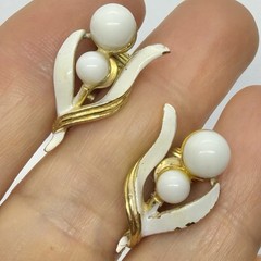 Vtg White Enamel Lucite Flower Climber Goldtone Earrings Clip-on