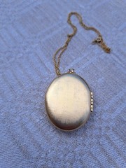 Vintage Avon Gold Tone Locket 1970-80s “Forget-Me-Not” Pendant With Chain