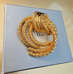Christian Dior Classic Gold Tone Twisted Knotted Rope Round Brooch Pin, 1 1/2″