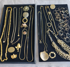 VINTAGE LOT OF 25 pcs. OF MIXED JEWLERY NECKLACES PINS ETC. FROM A LOCAL ESTATE