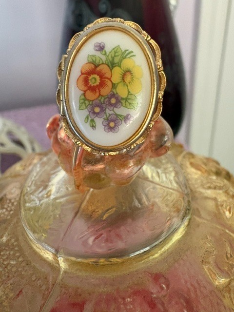 1975 Avon French Flowers Locket Ring • Goldtone • Hinged Poison Ring • Size 5