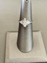 14KT White Gold 1.60CTW (1.00CT Center) Diamond Engagement Ring. Size 6(R211)