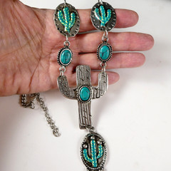 Vintage Southwestern Style Necklace Silver Tone Turquoise Color Cabochons Cactus