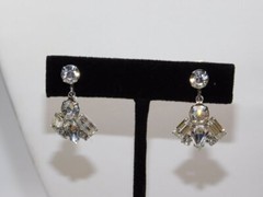 B24-VINTAGE SCREWBACK EARRINGS~LOVELY SILVER TONE/PRONG SET STONES~1/2″ DROP