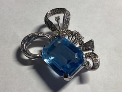 Fancy SMITHSONIAN Museum Sky Blue Glass Crystal Silver Tone Pendant Necklace