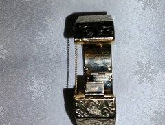 BEAUTIFUL VINTAGE HOBE SIGNED GOLD HINGE ENGRAVED BRACELET