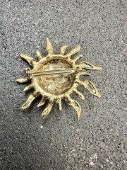 Brooch Pin Unmarked Metal Gold Tone Smiling Sun Brooch Approx 2.5″ in