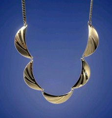 Vintage Gold Tone Scalloped Link Necklace Herringbone Chain 17 Inches Unsigned
