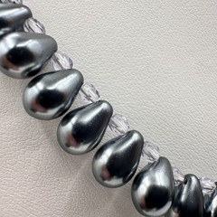 Vintage 80s 90s Elegant Silver Tone Teardrop Pearl-Style Beaded Necklace Jewelry