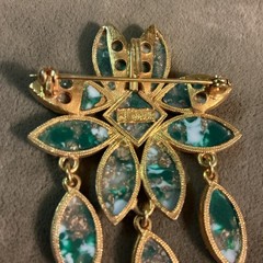 Vintage 1970s celebrity NY. Green and white marble matrix Gold Tone floral pin