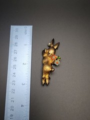 RARE VINTAGE Signed JOMAZ Gold Tone “Lazy Rabbit” Brooch MINT CONDITION