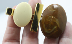 Vintage 1976 signed Avon Polished Ovals Pendant gold tone plastic no chain