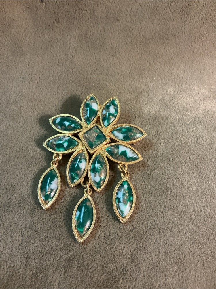 Vintage 1970s celebrity NY. Green and white marble matrix Gold Tone floral pin