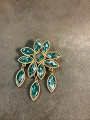 Vintage 1970s celebrity NY. Green and white marble matrix Gold Tone floral pin