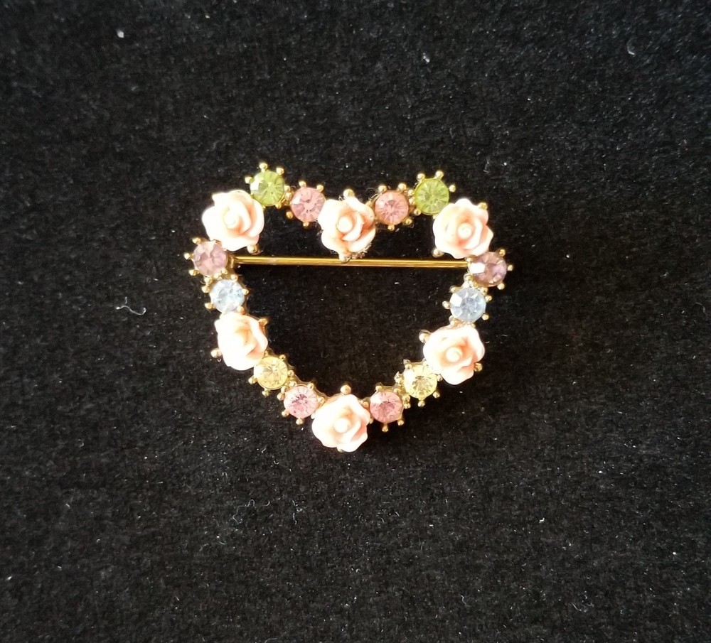 Avon JJJ Signed Pink Roses Multi Color Rhinestones Heart Wreath Gold Brooch