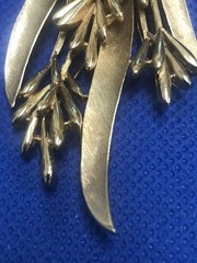 VTG CROWN TRIFARI TRIFARIUM HIGH GLOSS & MATE FINISH GOLD TONE FLORAL BROOCH PIN