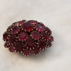 Vintage Multi Shades of Pink/Purple and Red Rhinestone 1.25″ Brooch Unsigned