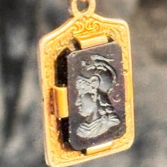 INTAGLIO double sided vintage GF pendant on FCC gold filled cable chain 1/20 12k