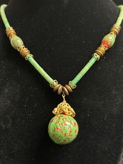 MIRIAM HASKELL UNIQUE GREEN GLASS 22″ NECKLACE WITH GOLD TONE METAL