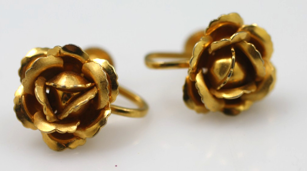 Vintage B&N Bugbee & Niles 3-D rose flower Gold Tone floral Screw Back earrings