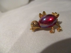 VINTAGE Jelly Belly Textured Goldtone Baby Chick/Bird 1″ L w/Red Cabochon Belly