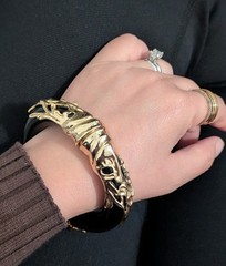 VINTAGE 80’s RARE BAROQUE BLACK LUCITE GOLD TONE HINGED BANGLE BRACELET UNUSED