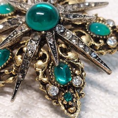 VTG ART Star Snowflake Brooch Green Glass Cab 4.5cm Holiday Christmas Gift